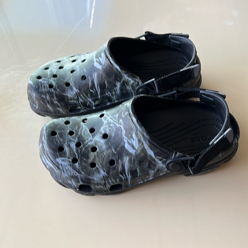 Iconic Men’s Crocs, Comfort Classic Marbled, size 9, excellent condition